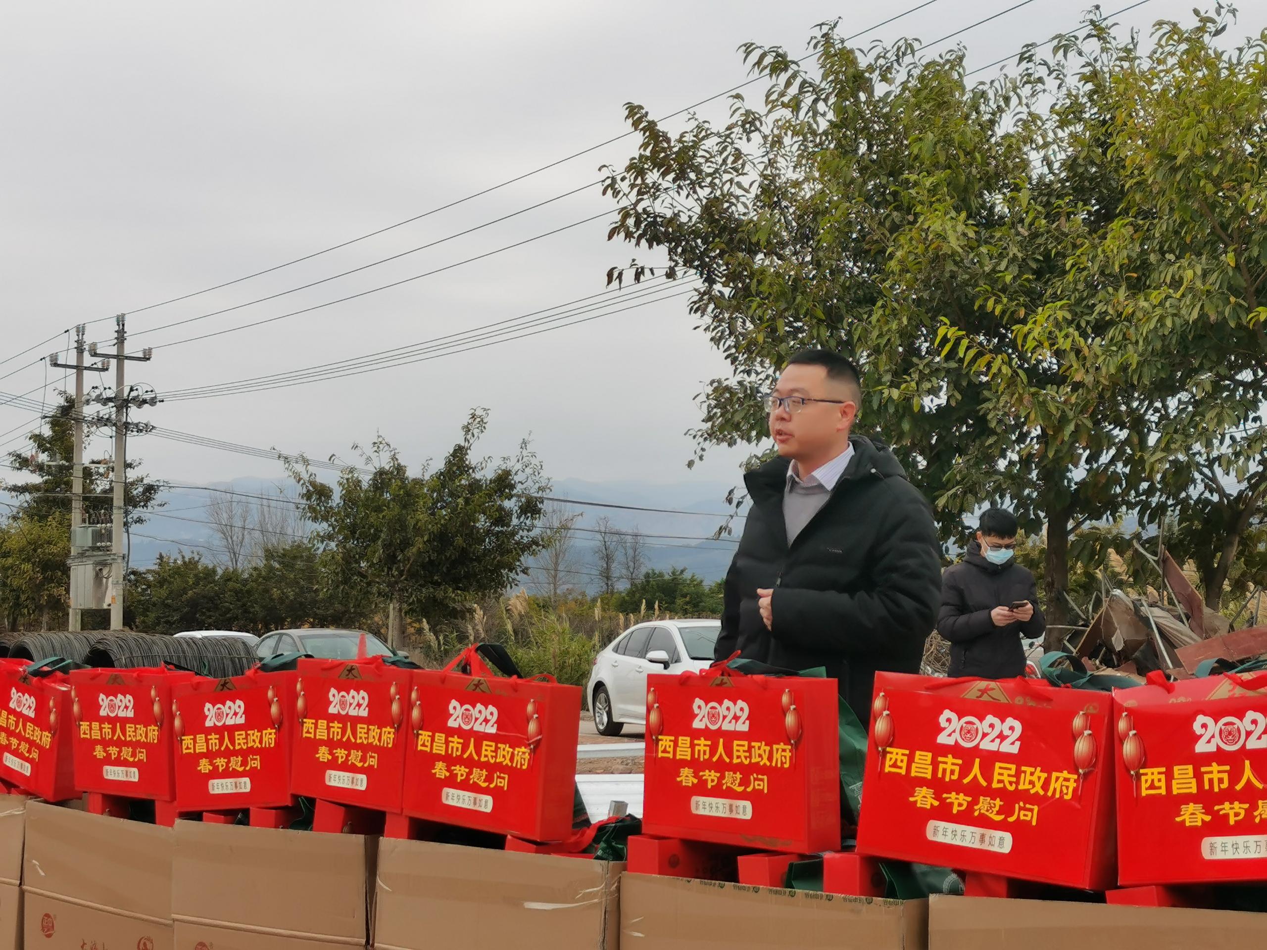 加倍鼓舞  眾志成城戰(zhàn)新春 ——西昌市副市長慰問春節(jié)期奮戰(zhàn)在海南鄉(xiāng)村振興二期項目參戰(zhàn)人員(圖2)