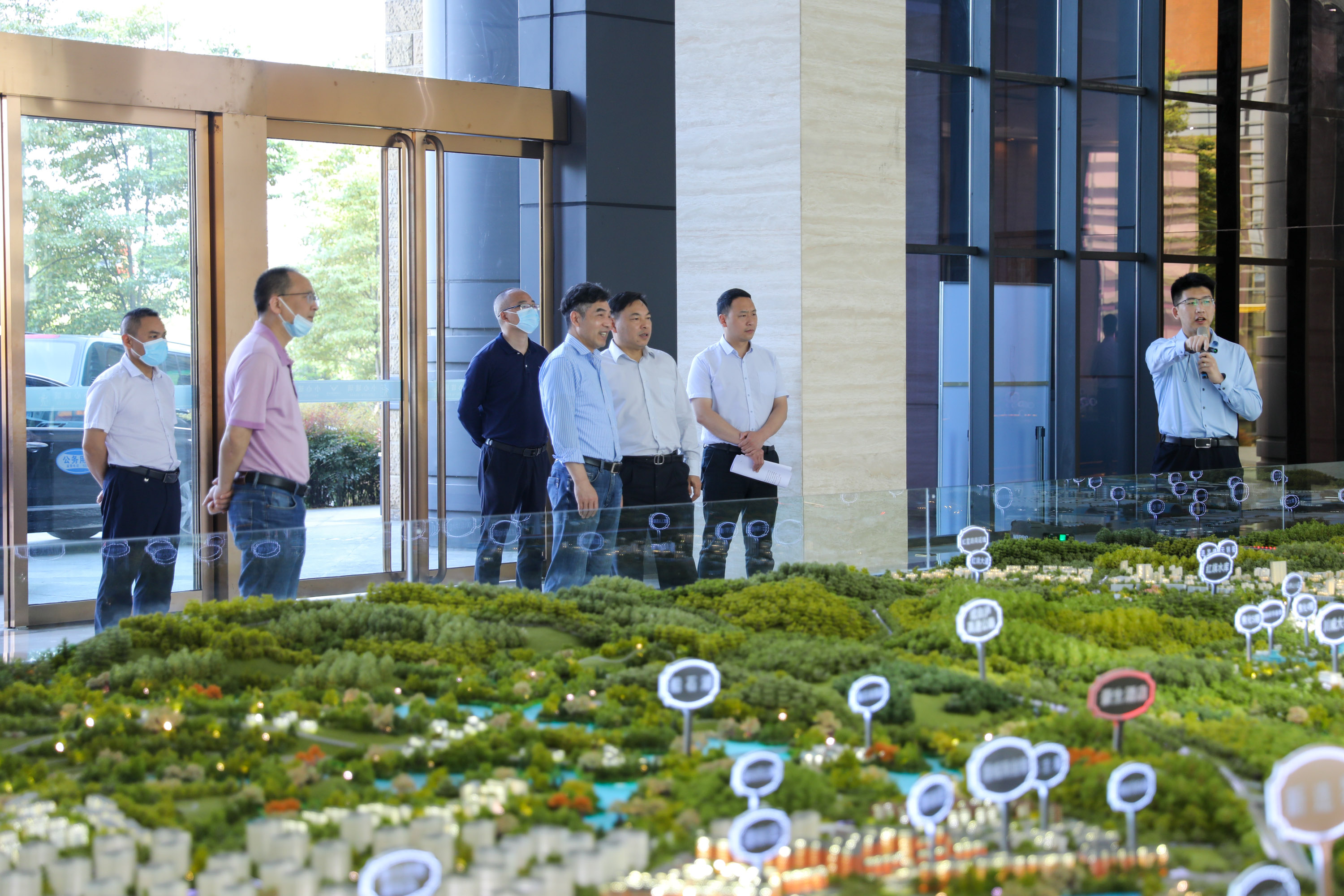 省市工商聯(lián)到川威開展民營(yíng)企業(yè)調(diào)研(圖1) 省市工商聯(lián)到川威開展民營(yíng)企業(yè)調(diào)研(圖1)