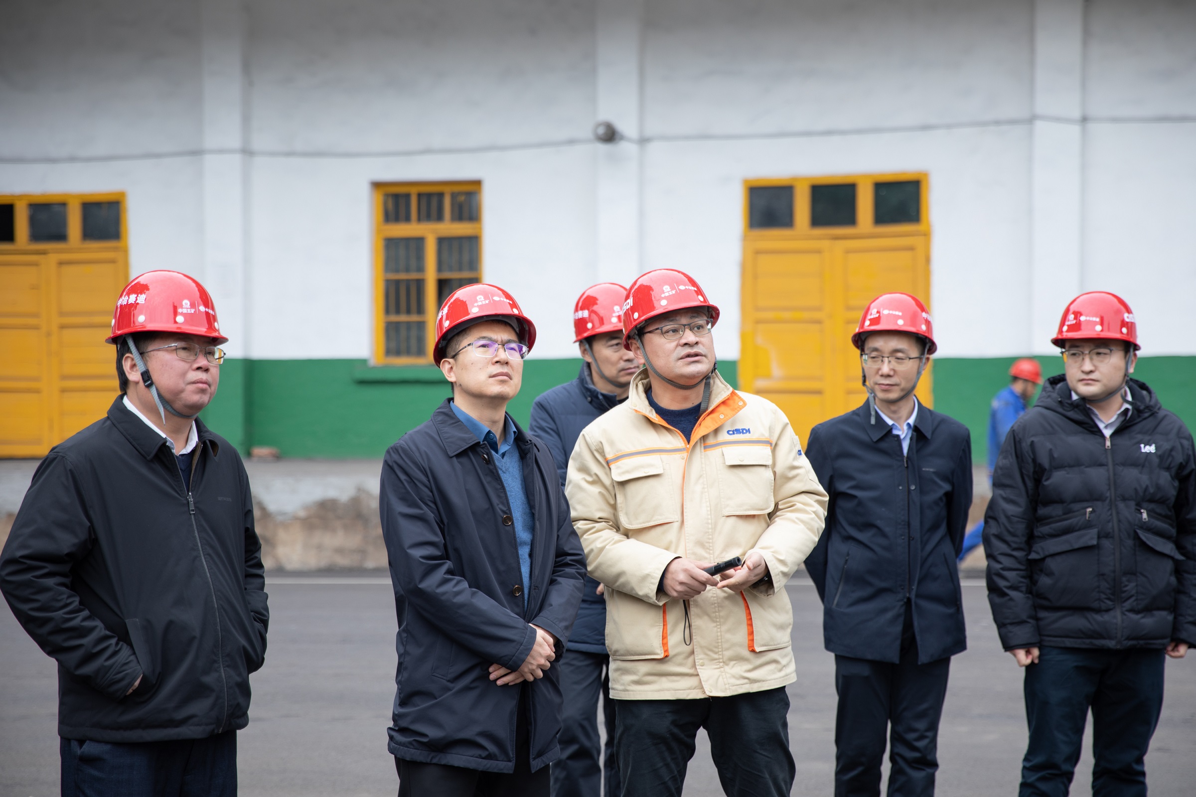工信部原材料司鋼鐵處副處長張緒武一行到川威連界基地調(diào)研(圖1)