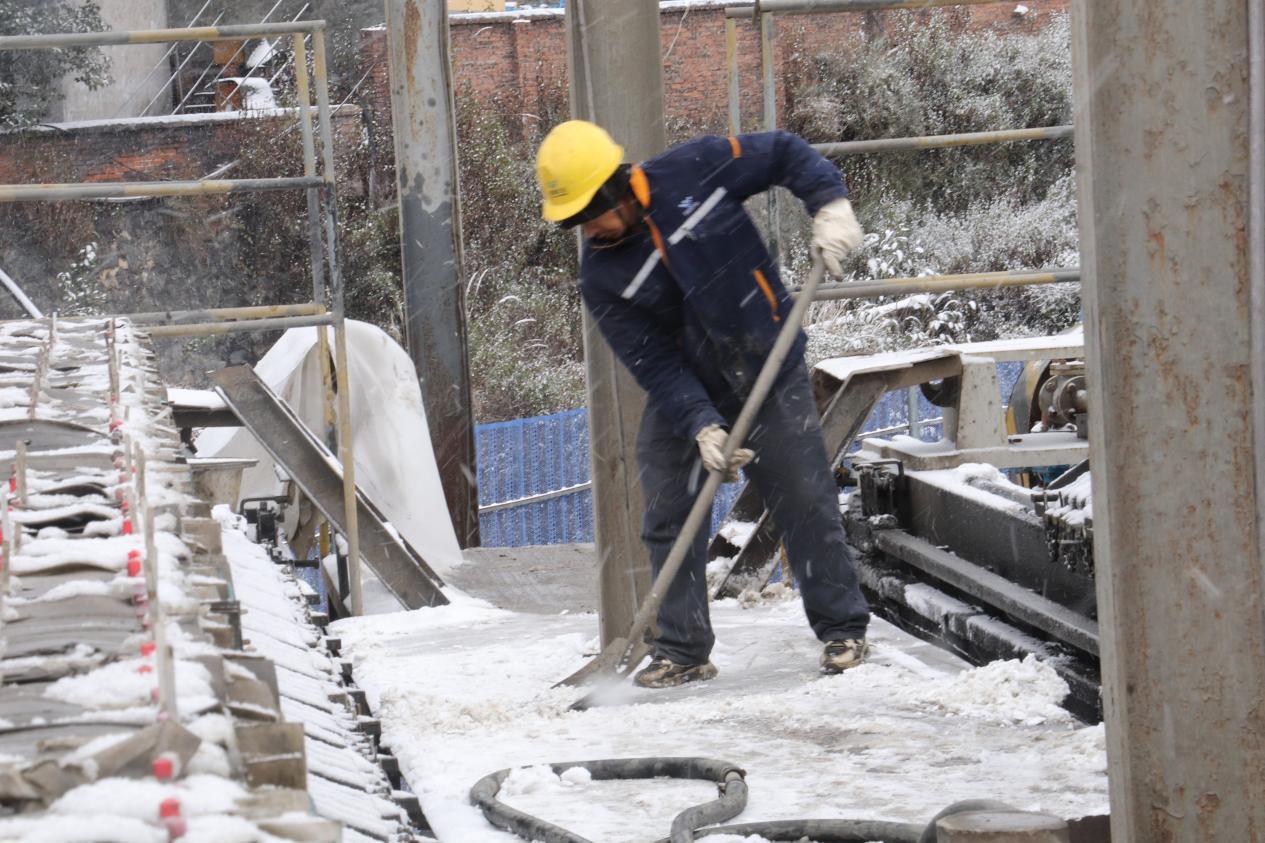 戰(zhàn)風雪，斗嚴寒！ ——聯鑫礦業(yè)公司會理區(qū)域全力護航節(jié)前安全生產(圖3)