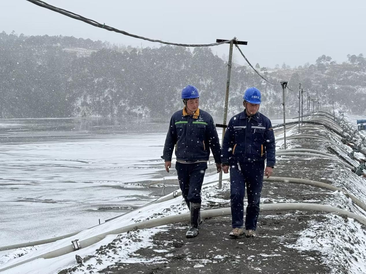 戰(zhàn)風雪，斗嚴寒！ ——聯鑫礦業(yè)公司會理區(qū)域全力護航節(jié)前安全生產(圖4)